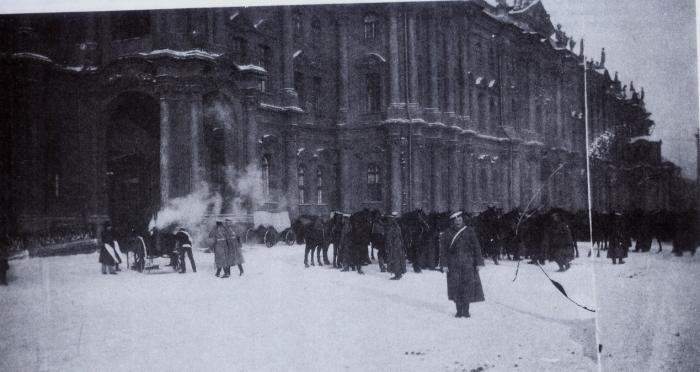 Солдаты перед&nbsp;Зимним дворцом в&nbsp;ожидании демонстрантов, 1905&nbsp;год