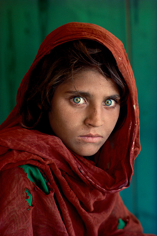 Стив МакКарри. Шарбат Гула. Афганская девочка. Лагерь беженцев Насир-Баг недалеко от&nbsp;Пешавара, Пакистан. 1984