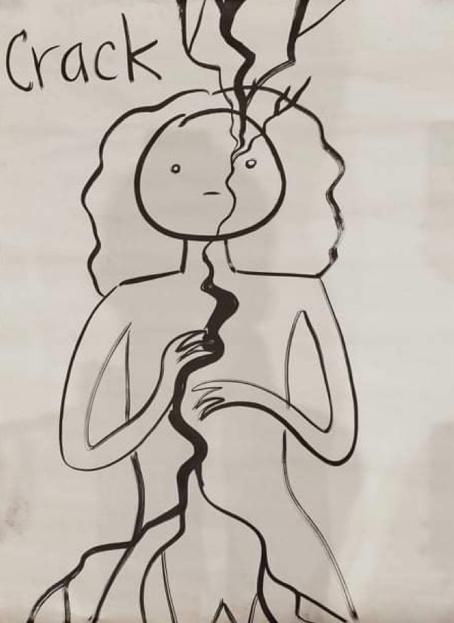 На&nbsp;черно-белом рисунке схематично изображена фигура девушки*. Вдоль её тело проходят ветвящиеся черные линии. Она будто трескается. В&nbsp;левом углу написано слово CRACK (треск, трещина). Авторка картины&nbsp;— Юлия Цветкова.
