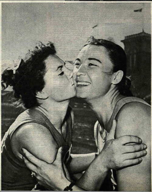 Рисунок 18. Судариков Н. Чемпионы и рекордсмены села // Огонек. 1958. № 47. С. 10. Подпись рядом с фотографией в журнале: «Только что Любовь Яковцева удачно метнула диск. Ее снаряд пролетел за 44 метра. Украинская спортсменка Екатерина Ворошило (слева) поздравляет подругу. Любовь Яковцева оказалось первой и в толкании ядра»