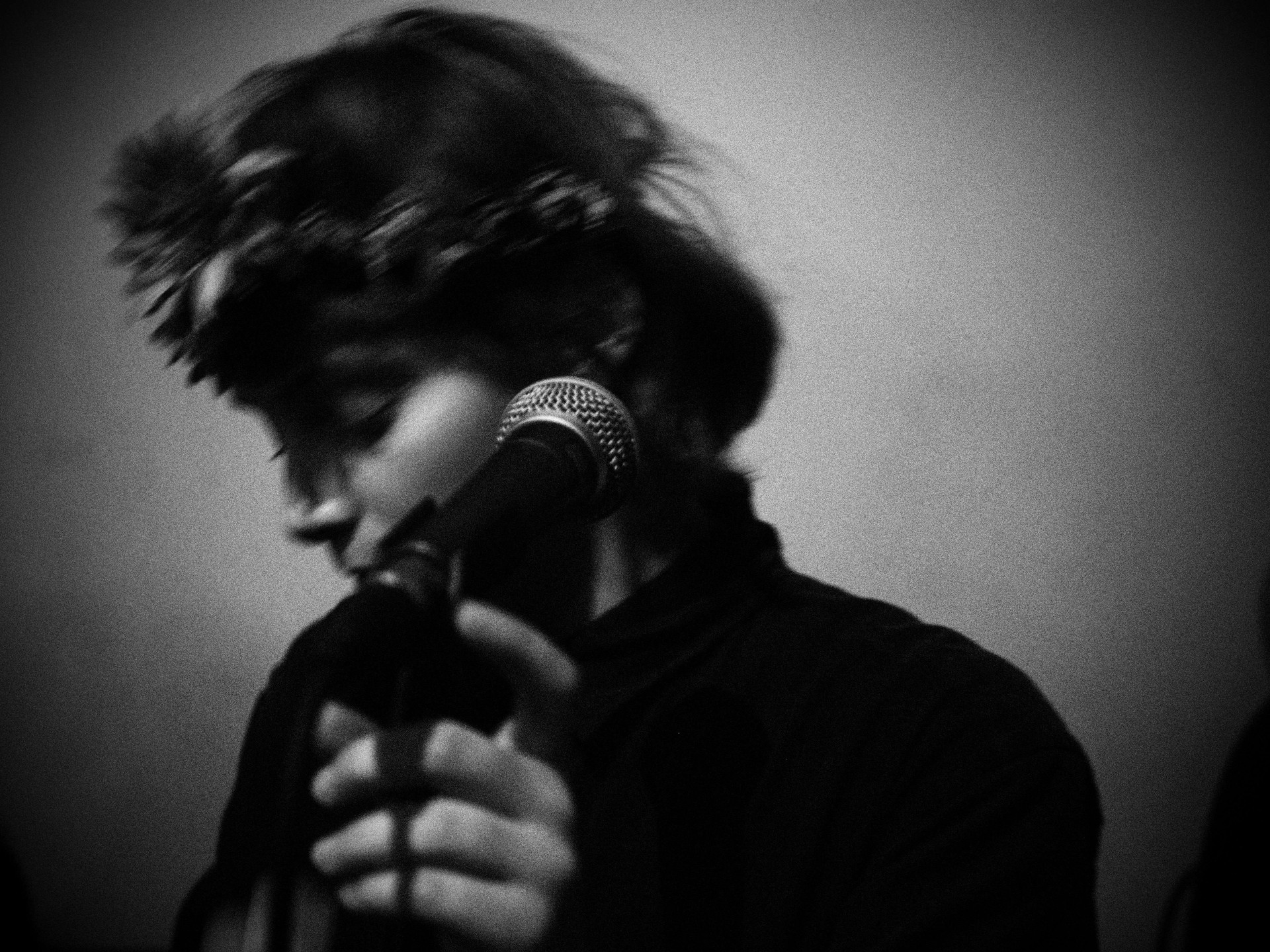 Света (вокал, синтезатор) на&nbsp;акустическом выступлении в&nbsp;баре «Ровесник», 12.01.2020. Фото: Анна Рязанова