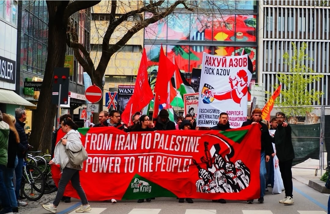 Германия, Штутгарт. Демонстрация в поддержку Палестины и Ирана. Один из лозунгов которой направлен против батальона (полка) "Азов"