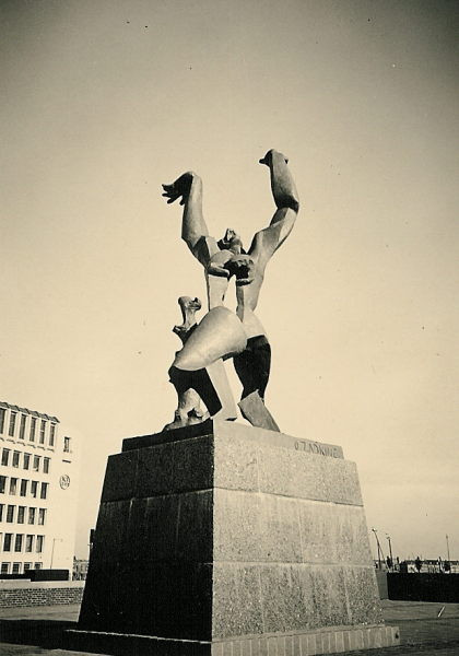 Осип Цадкин. Памятник разрушенному Роттердаму. Бронза. 1953