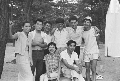 Фотография группы на&nbsp;выставке в&nbsp;парке города Асия. 1956&nbsp;год. Courtesy: https://tinyurl.com/r5gfcv4