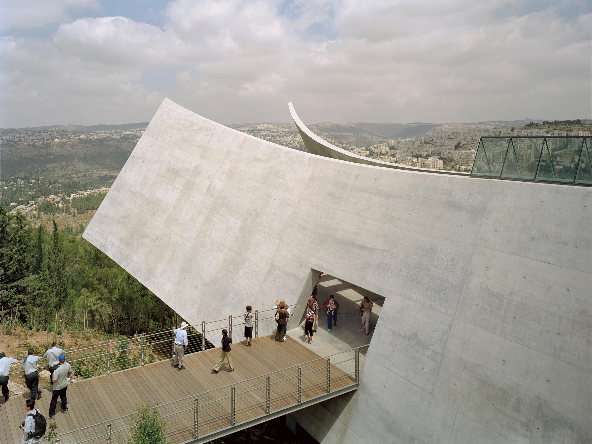 Музей Яд ва-Шем в&nbsp;Иерусалиме открылся в&nbsp;2005&nbsp;году. Комплекс находится на&nbsp;высоте 804&nbsp;м над&nbsp;уровнем моря, рядом с&nbsp;Иерусалимским лесом. Архитектор Моше Сафди