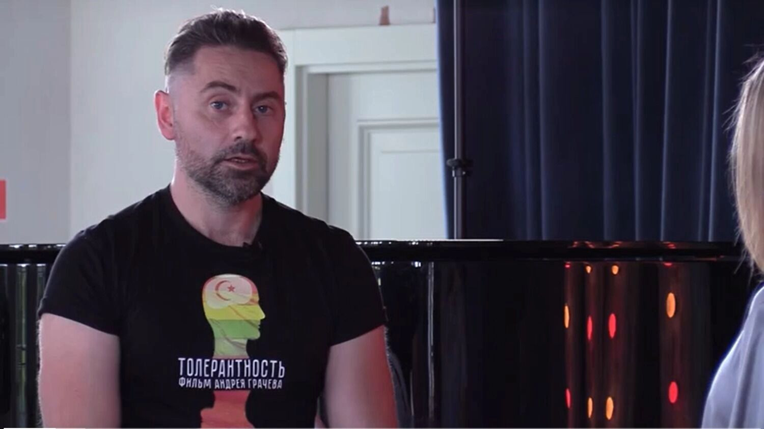 Режиссер Андрей Грачев в футболке с постером своего же фильма