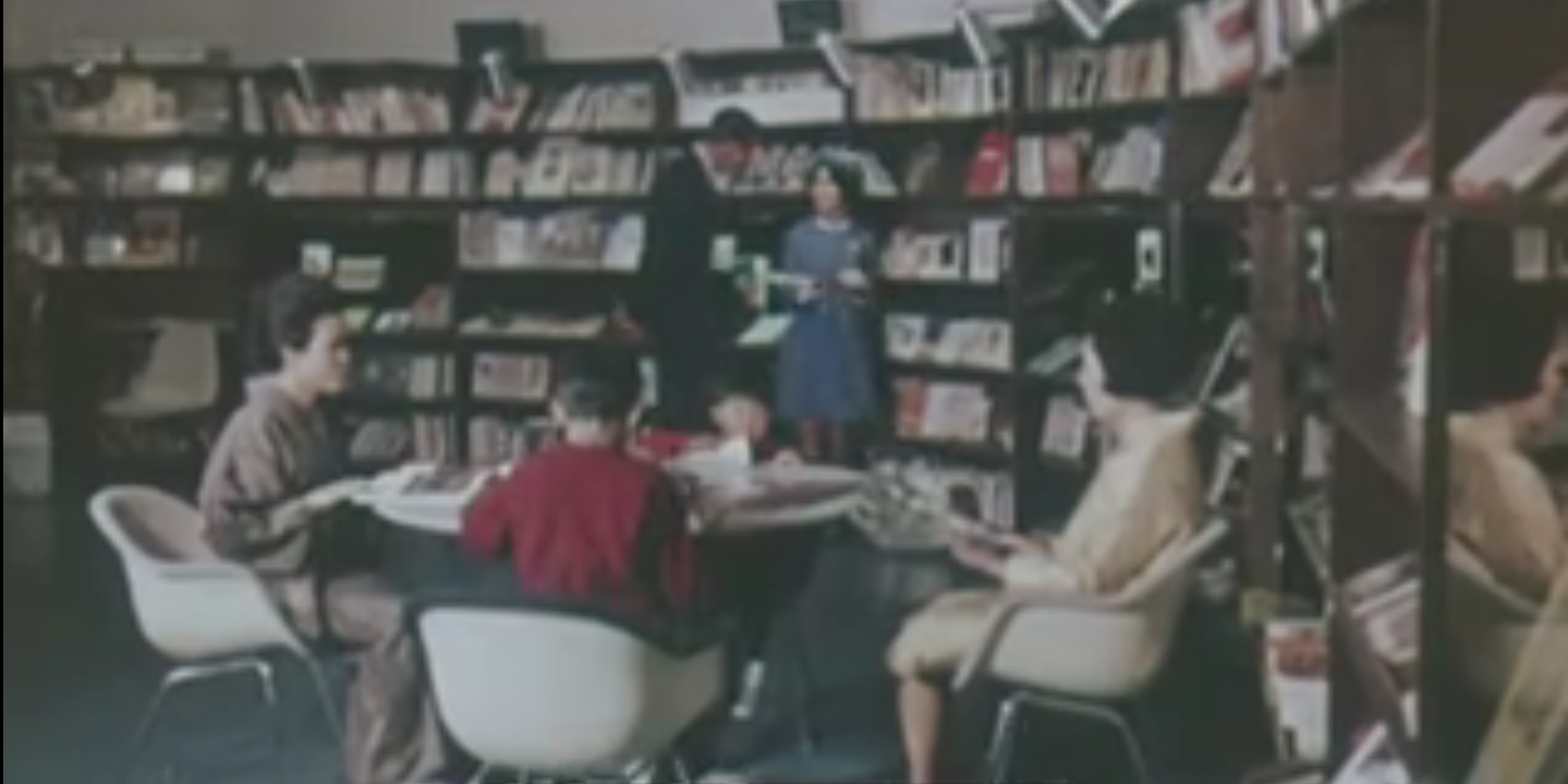 Кадр из&nbsp;фильма «Алый стяг в&nbsp;Осака". Читальный зал советского павильона.