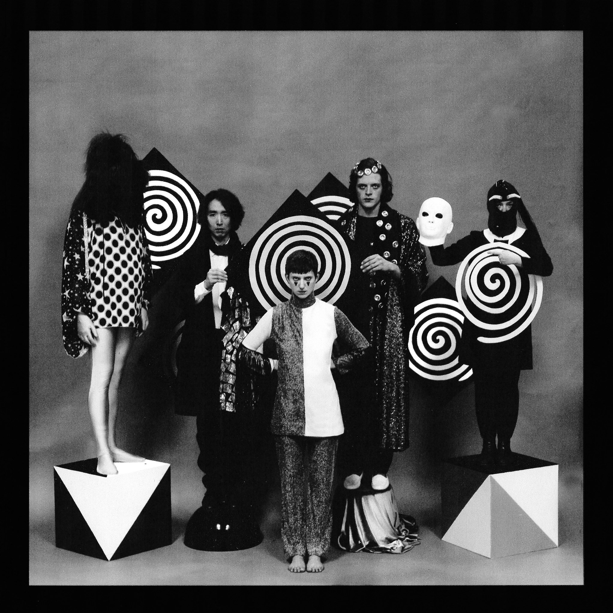 Vanishing Twin. Слева направо: Фил M.F.U. («Человек с&nbsp;Урана»)&nbsp;— «странные звуки»; Сусуму Мукаи (Zongamin)&nbsp;— бас-гитара; Кэти Лукас&nbsp;— вокал; Эллиотт Арндт&nbsp;— флейта, перкуссия; Валентина Магалетти&nbsp;— ударные. Фото взято с&nbsp;официальной страницы группы на&nbsp;Facebook.