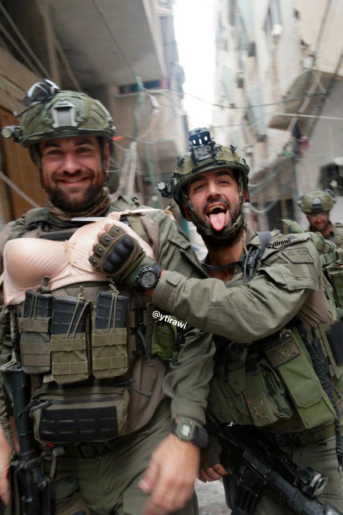 Солдаты оккупационной армии демонстрируют нижнее белье, принадлежавшее перемещенной и/или убитой палестинской женщине, город Хан Юнис, февраль 2024