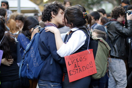 Фото с&nbsp;«поцелуйной забастовки»; плакат «Больше поцелуев&nbsp;— меньше насилия. Из&nbsp;государственной школы» (2011)