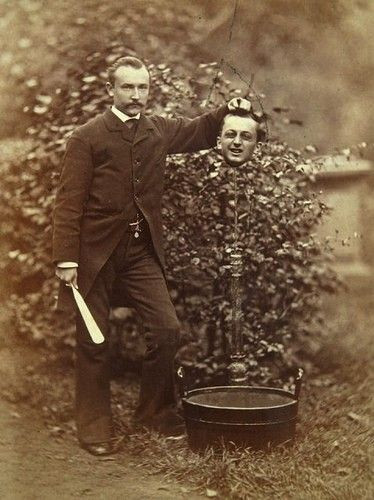 Bien avant Photoshop, au XIXe siècle, les photographes s’amusaient déjà à manipuler les images pour créer des portraits amusants.