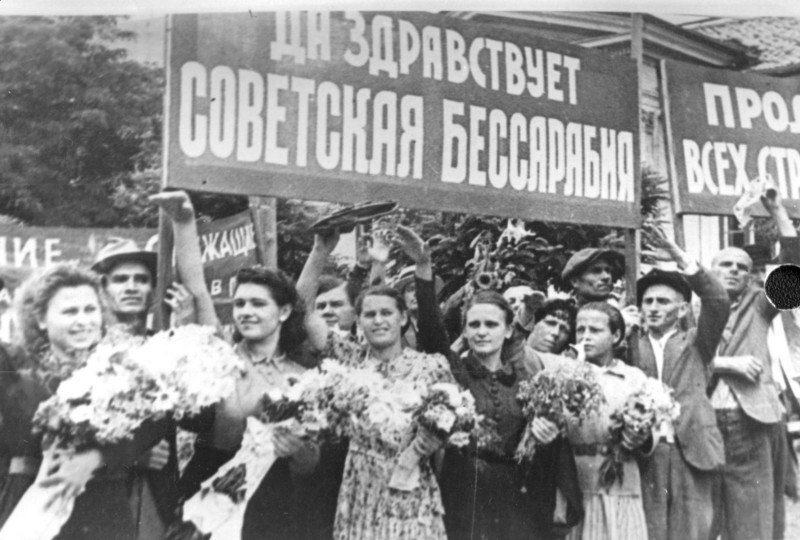 Жители Румынии встречают советские войска. 1940&nbsp;г.