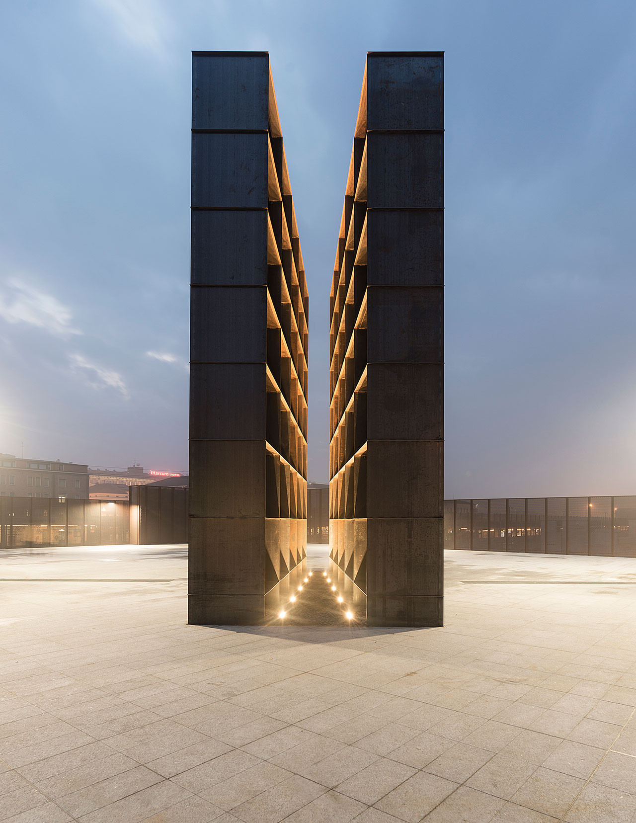Памятник жертвам Холокоста в&nbsp;Болонье. Мемориал состоит из&nbsp;двух башен, которые символизируют бараки узников концлагерей. Расстояние между&nbsp;башнями сужается от&nbsp;160 до&nbsp;80&nbsp;см