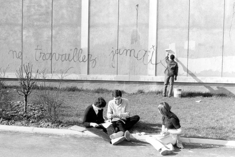 Граффити «Никогда не&nbsp;работай» на&nbsp;стене университета в&nbsp;Нантерре. Март 1968&nbsp;года