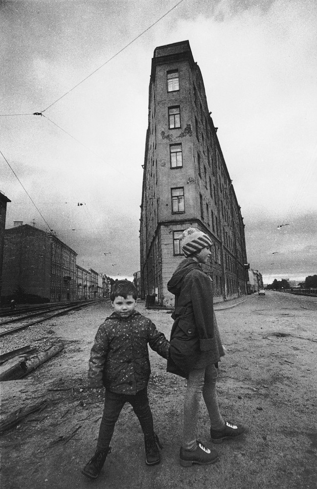 Дом Кудрявцевой или дом-утюг на наб. Фонтантки. Фото Сергей Королев, 1981. (в этом доме 7 ноября 1979 г. в коммунальной комнате на 1-м этаже родился Ромка)