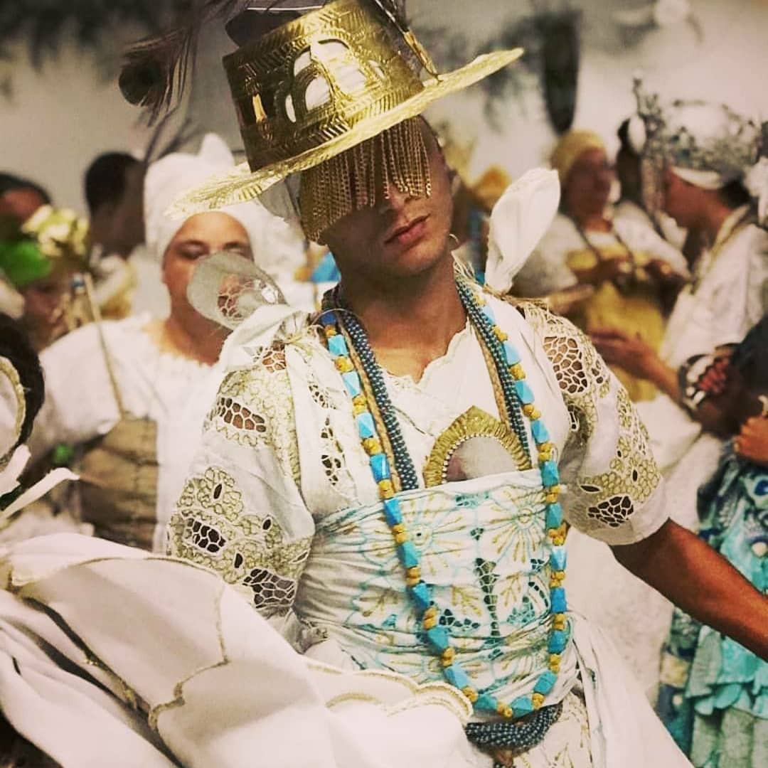 Последователь кандомбле в&nbsp;ритуальном облачении ориши Логуна. Источник: https://www.instagram.com/amordeabian/