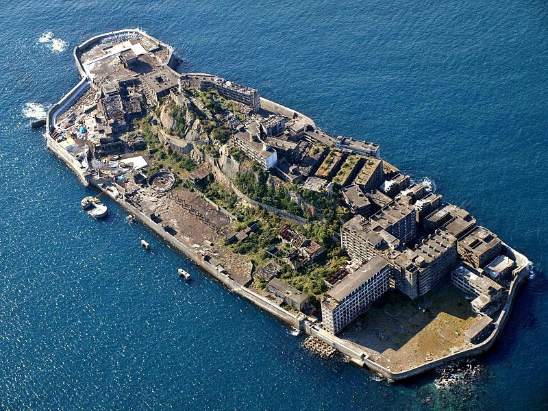 Заброшенный остров Гункандзима, в&nbsp;2015&nbsp;г. включенный ЮНЕСКО в&nbsp;число объектов Всемирного наследия.