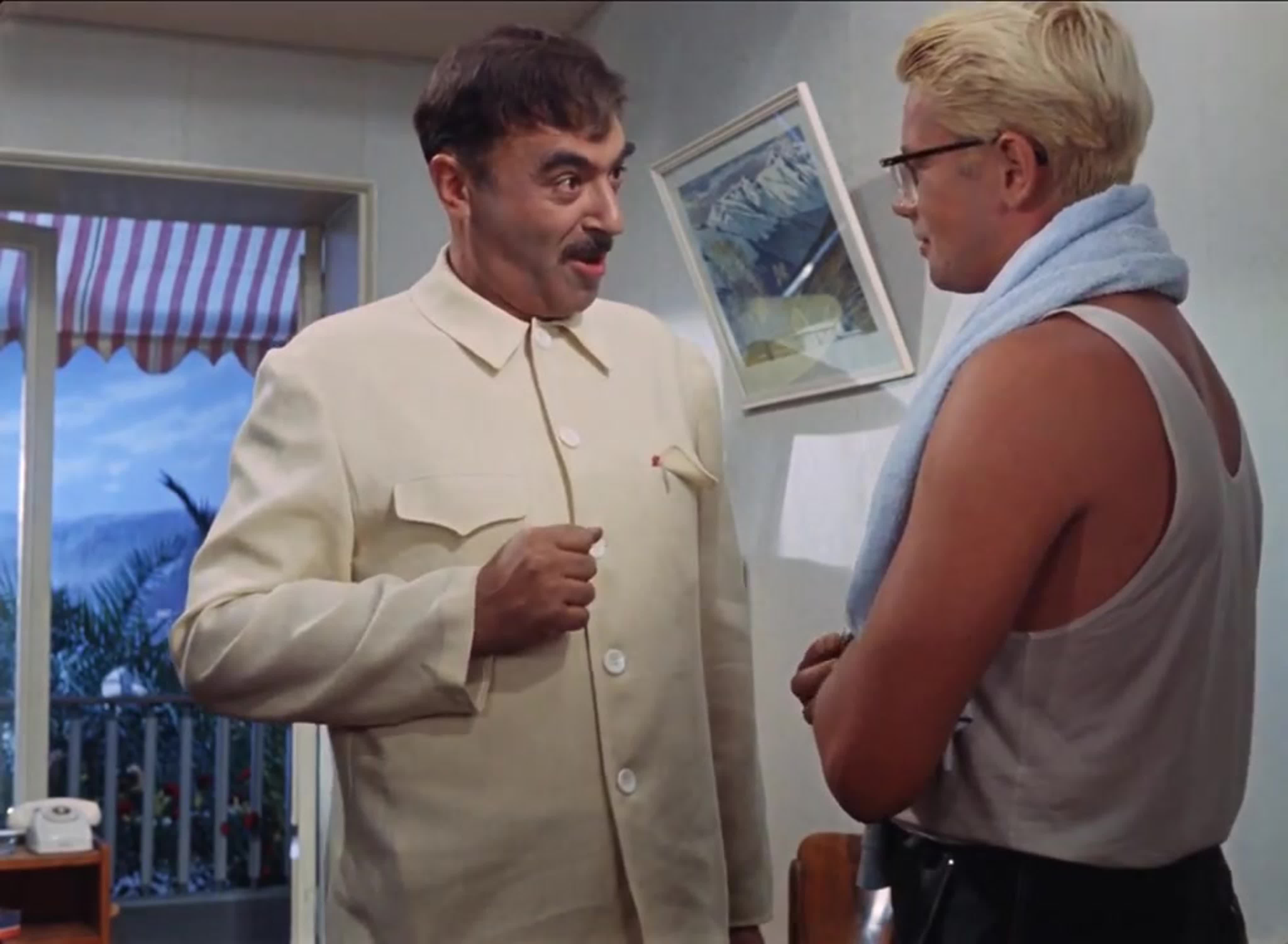 Френч, надетый на товарища Саахова недвусмысленно отсылает к прототипу героя из «реального» мира.