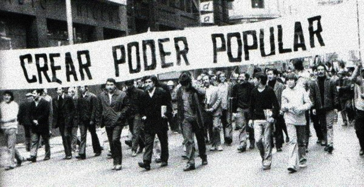 Кадр из&nbsp;фильма «Битва за&nbsp;Чили»&nbsp;— баннер «Строить народную власть» (1975)