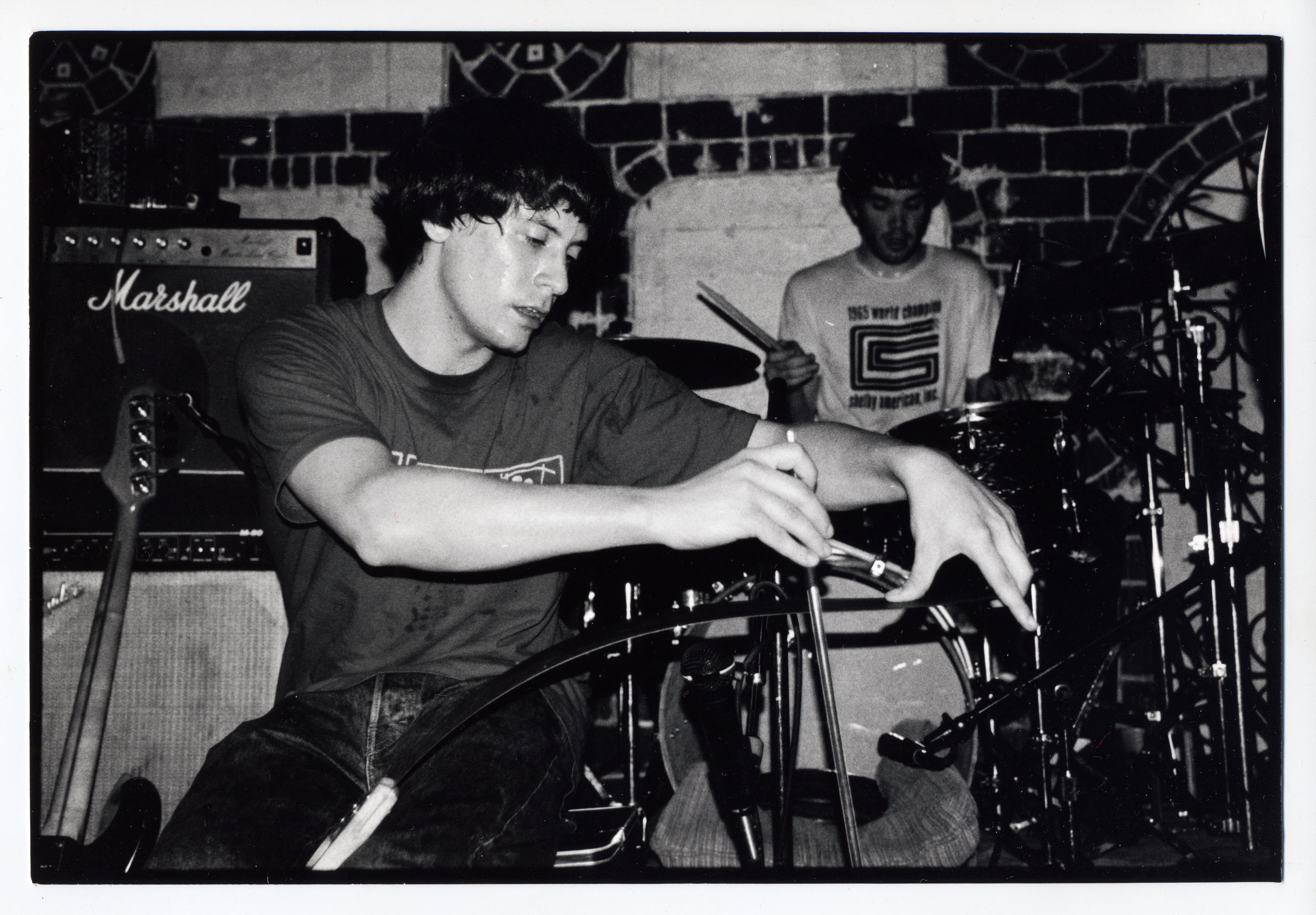 Джулиан Костер играет на&nbsp;пиле, 1998&nbsp;год. Фото: Джейсон Макуильямс. Взято из&nbsp;Neutral Milk Hotel Image Archive