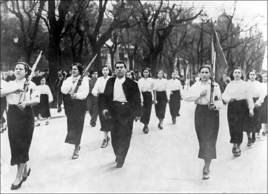 Коммунистическое женское подразделение марширует по улице Мадрида. Без даты. Фотоателье Хоффмана. Берлин.