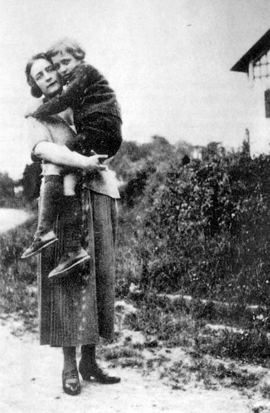 Неизвестный автор. Ролан Барт с матерью. Фотография, 1920-е. 