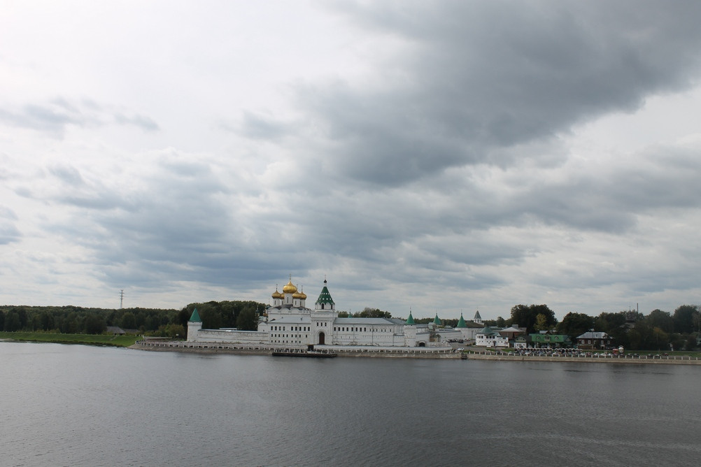Ипатьевский монастырь на&nbsp;берегу реки Костромы