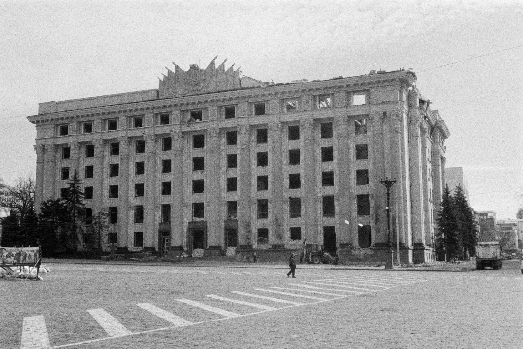 Будівля Харківської облради (облради), частково зруйнована 6&nbsp;березня 2022 року під час ракетного удару, внаслідок якого загинуло 27 людей, березень 2022 року. Фото Станіслава Остроуса.