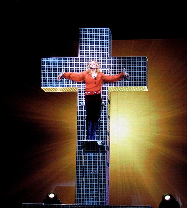    Мадонна во время исполнения песни «Live to Tell» в рамках тура Confessions Tour, 2006 г.