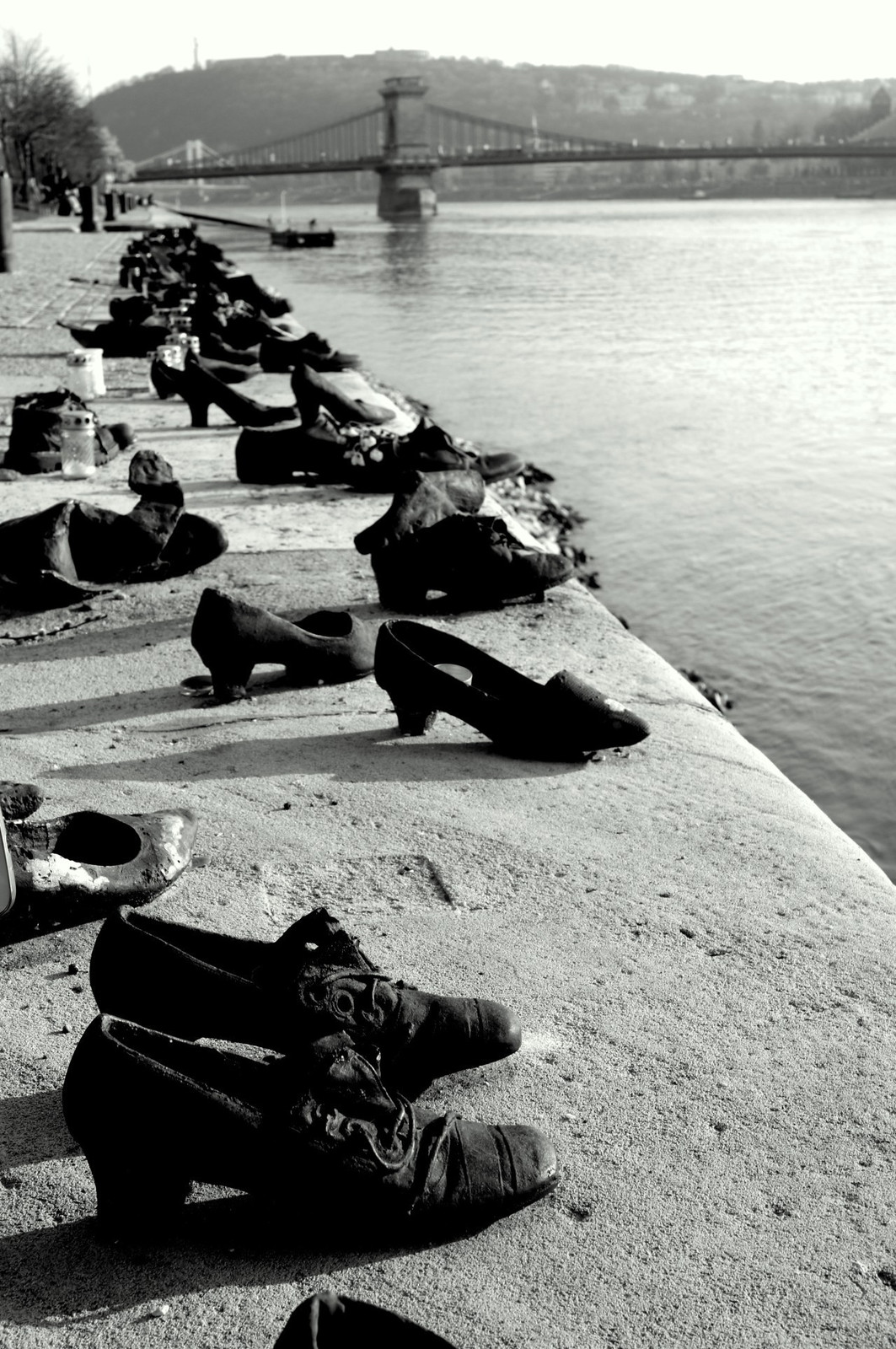 Бронзовая обувь на&nbsp;набережной Дуная в&nbsp;память о&nbsp;жертвах Холокоста. Скульптор: Дьюла Пауэр.