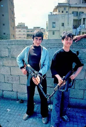 Мальчишки на&nbsp;войне в&nbsp;Ливане. Фото Алин Манукян