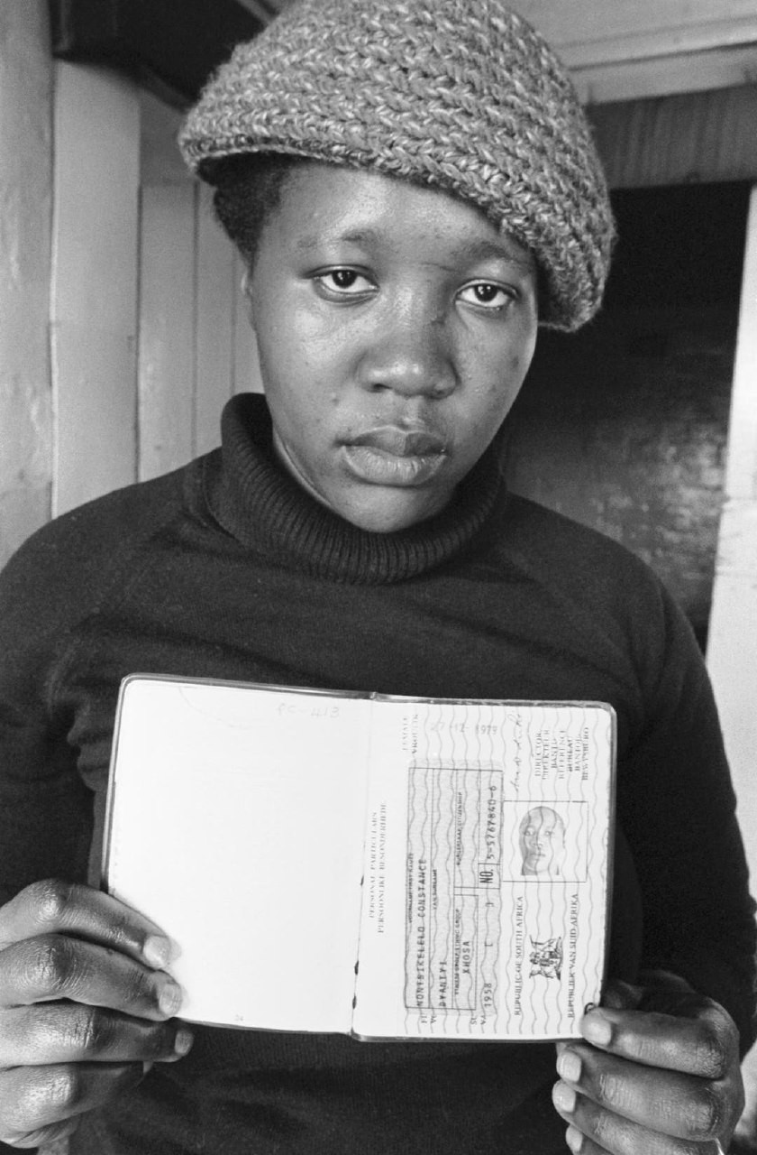 Женщина показывает «пропуск», который ей необходимо иметь для въезда в&nbsp;Кейптаун в&nbsp;рабочее время, примерно 1984&nbsp;год.
