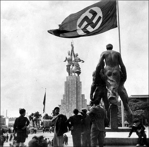 Павильоны СССР и&nbsp;Нацистской Германии на&nbsp;Всемирной выставке искусств и&nbsp;техники. Париж. 1937