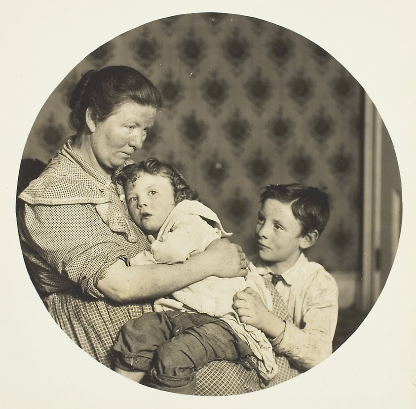 Lewis Hine, A Madonna of the Tenements, 1904