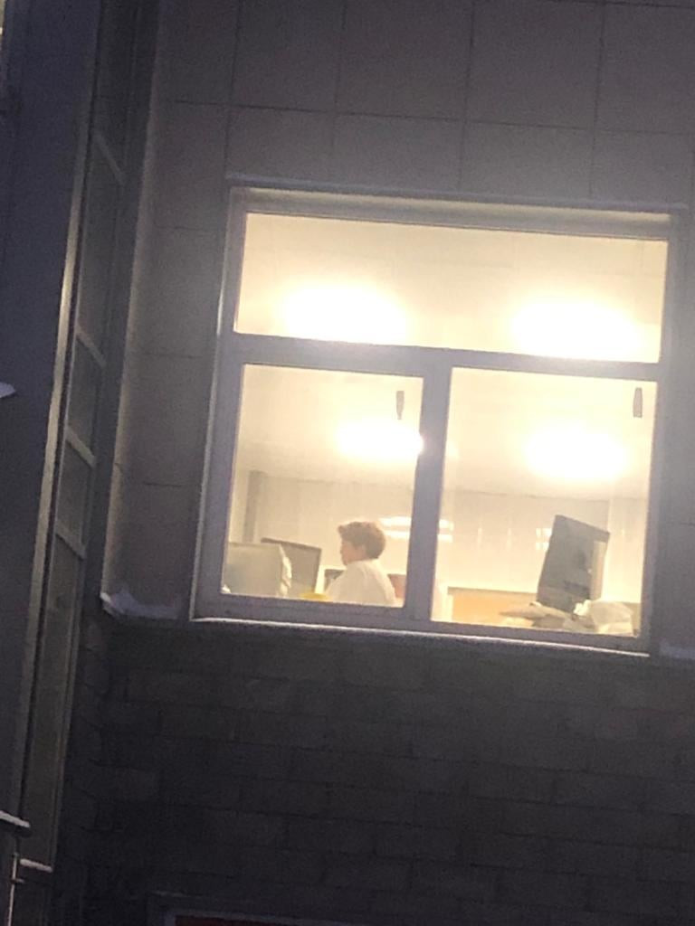 Олечка на рабочем месте в поликлинике. (фото сделано в 6.30 утра коллегой по работе)