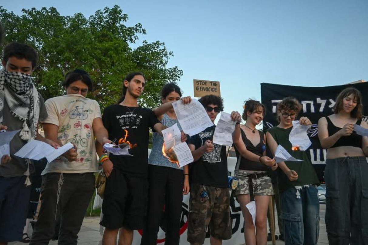 Организация отказников «Месарвот» провела акцию протеста, где призывники сожгли повестки. Июль 2025 года.