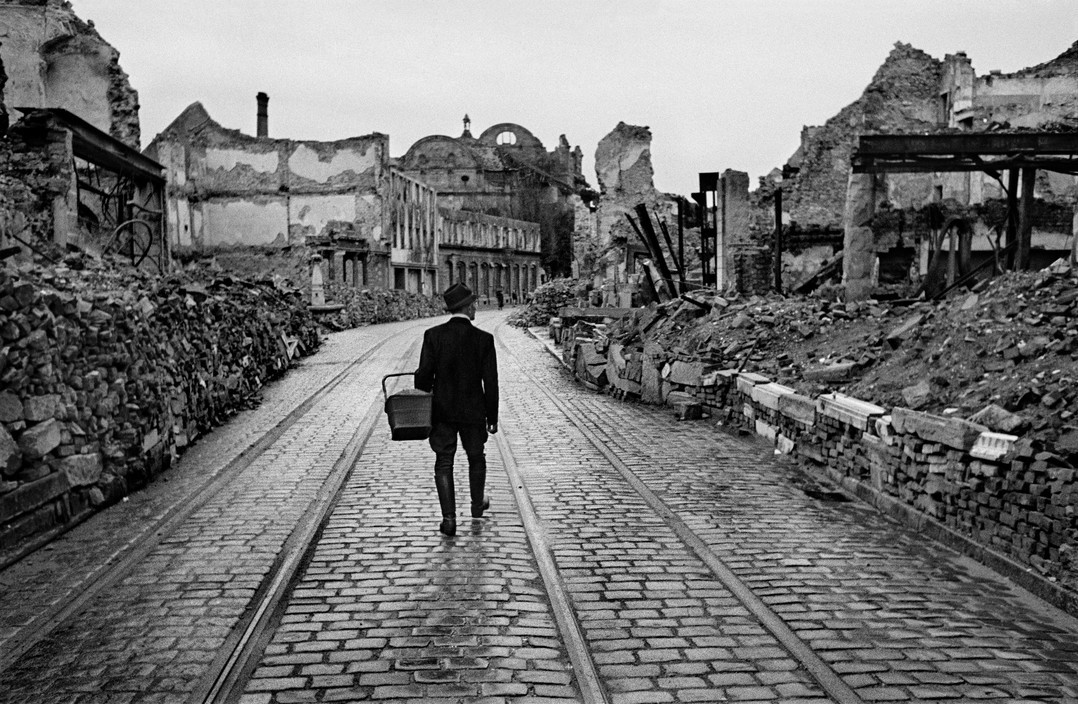 Германия, Фрайбург. Человек идет по&nbsp;разрушенному городу в&nbsp;поисках еды 1945© Werner Bischof/Magnum Photos 