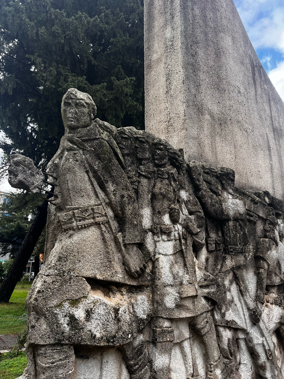 Горящее сердце партизана, которое он вырывает из своей груди. Не уверен, что так планировалось. Памятник во дворе мечети в центре города Шкодра, Албания.