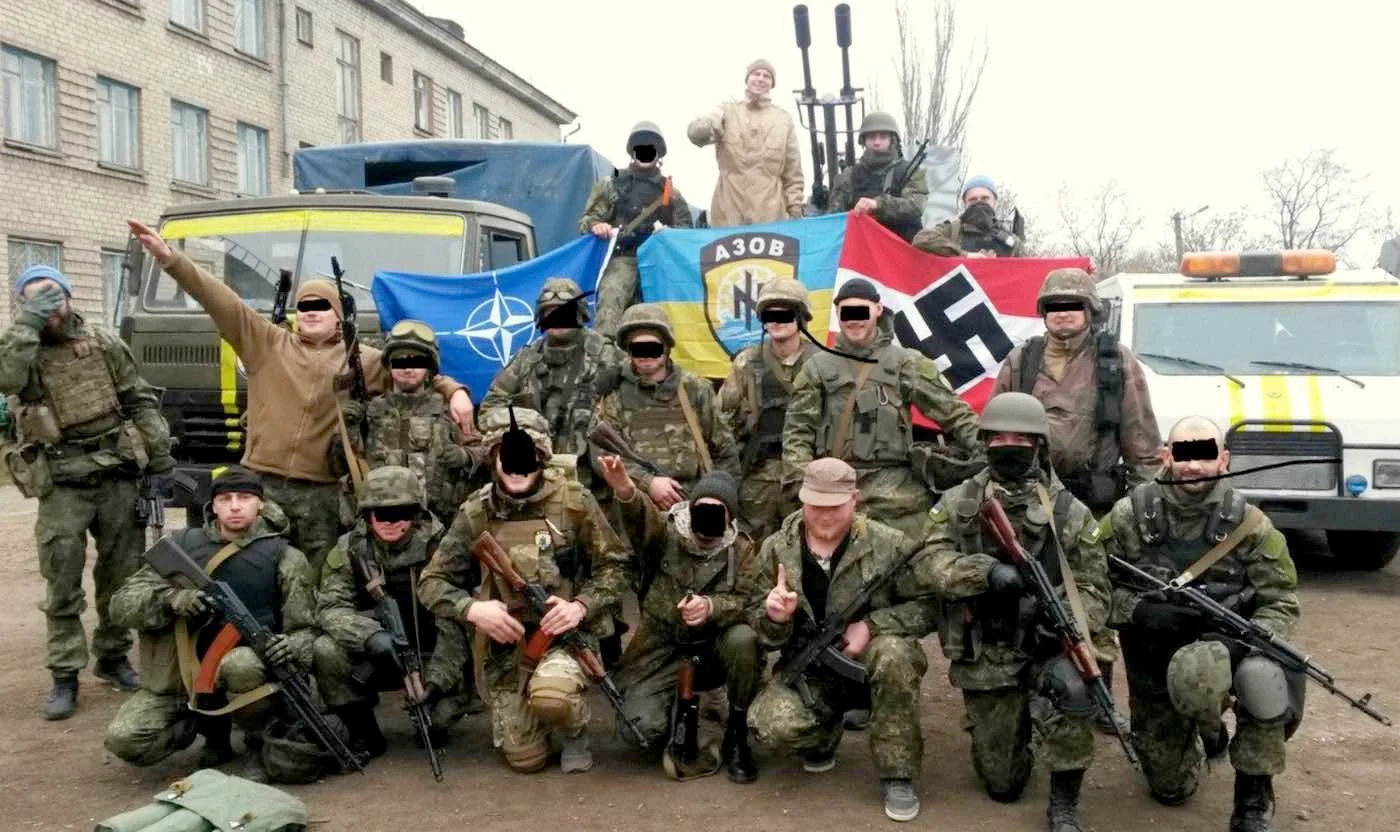 Ультраправі тролять обивателя свастикою і прапором НАТО. Азов негативно ставиться до НАТО. США не передає Азову озброєння