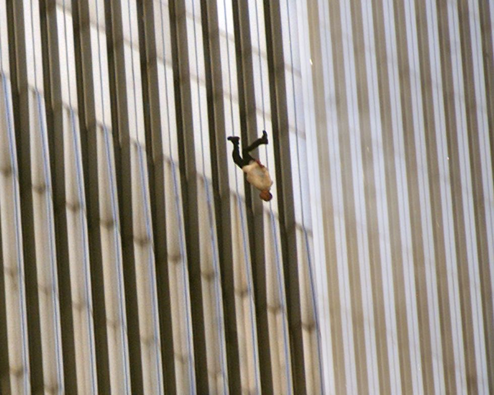 The Falling Man © Richard Drew / Человек падает из&nbsp;окна одной из&nbsp;башен-близнецов. Нью-Йорк, 11.09.2001
