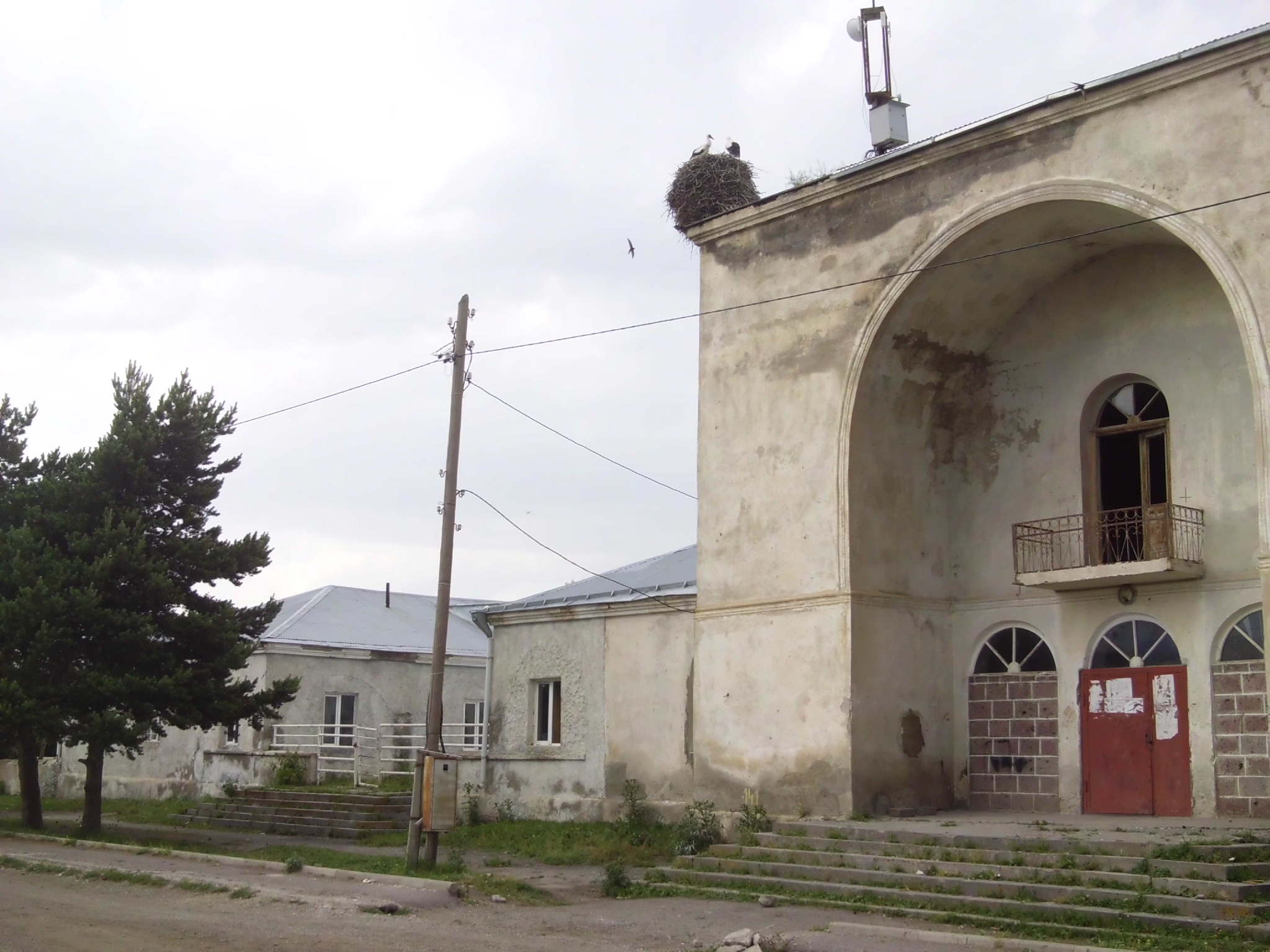 Здание клуба в&nbsp;Гореловке. Аисты.