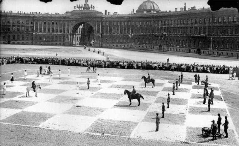 Живые шахматы на&nbsp;Дворцовой площади. 1924&nbsp;год. Фото: Александр Булла