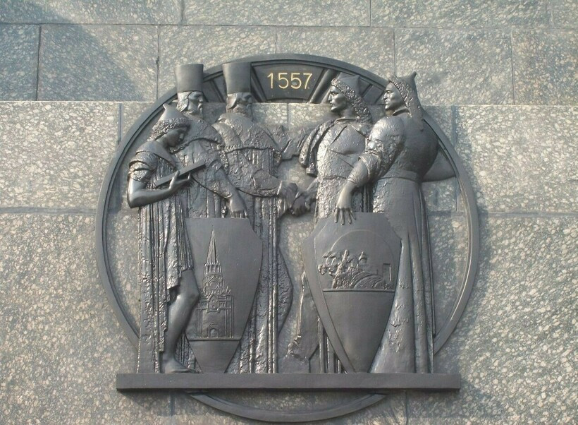 The Russian-Bashkort "Friendship" Monument (Bashkort: Урыҫ һәм башҡорт халыҡтар Дуҫлығы Монументы) is a monument in the city of Өфө [Ufa], dedicated to the 400th anniversary of the occupation of Bashkortostan by Russian Empire.