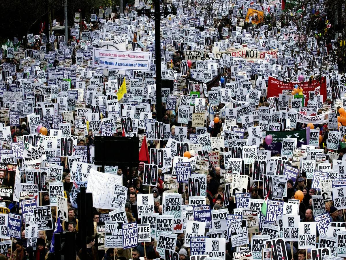 1,5&nbsp;миллиона человек вышло на&nbsp;акцию протеста против войны в&nbsp;Ираке на&nbsp;улицы Лондона в&nbsp;феврале 2003&nbsp;г.