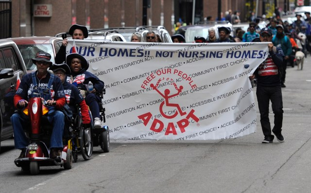 ADAPT на протесте против содержания инвалидов в интернатах