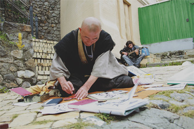 Монах Эджюн-сан на&nbsp;Андреевском спуске в&nbsp;Киеве.