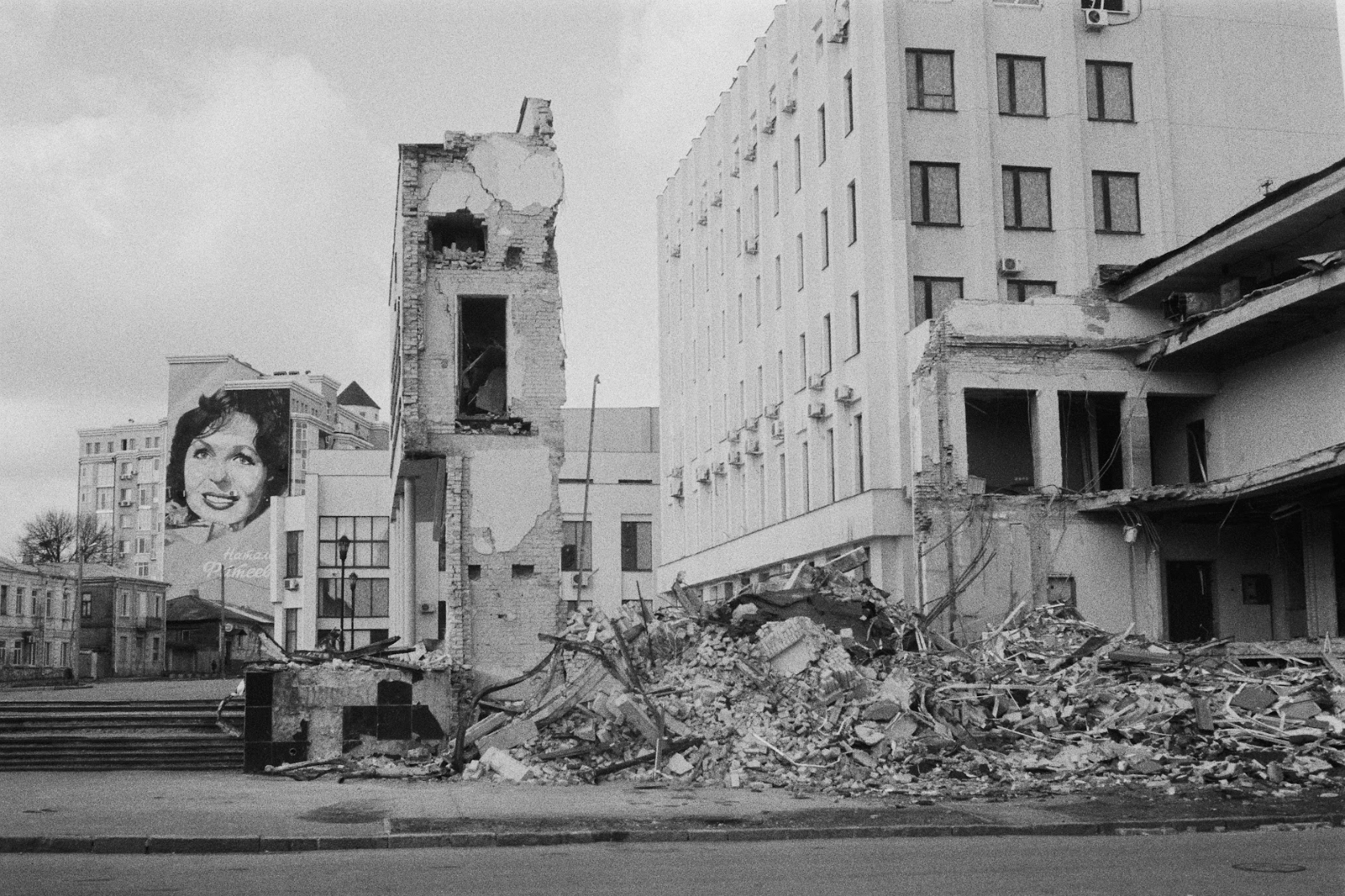 Зруйнований корпус одного з університетів Харкова, квітень 2022. Фото Станіслава Остроуса.