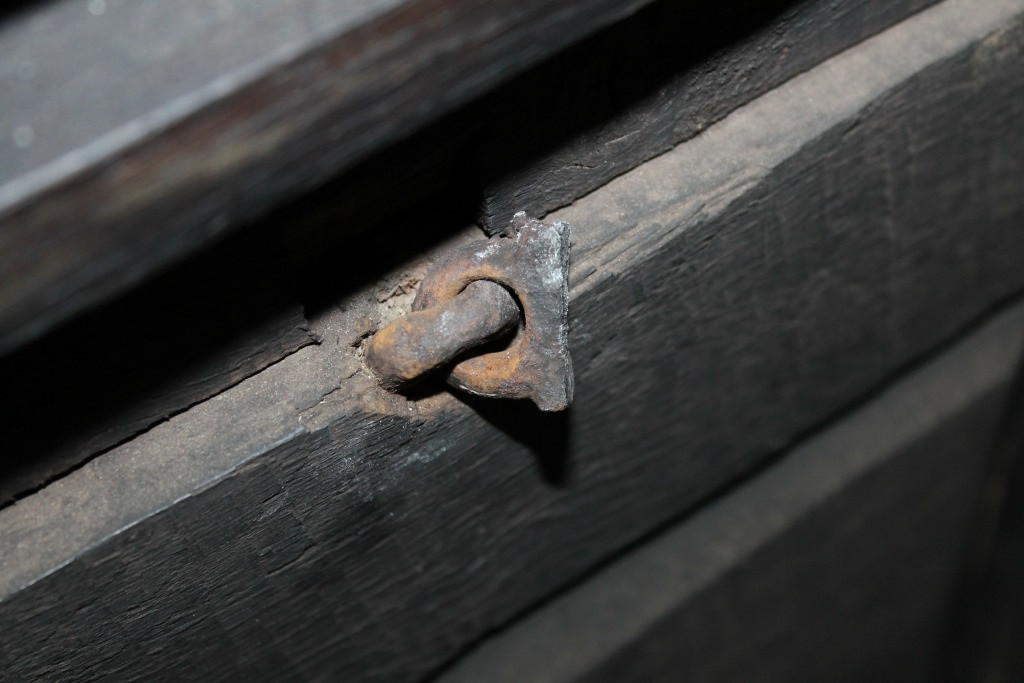 Петля для крепления к&nbsp;стене на&nbsp;обратной стороне нормандского поставца XVII века БСИИ ASG, инв. № 17-1283