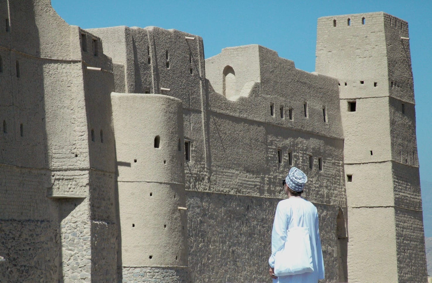 Автор статьи возле крепости Бахля, где, согласно местному фольклору, обитают джинны и&nbsp;зары