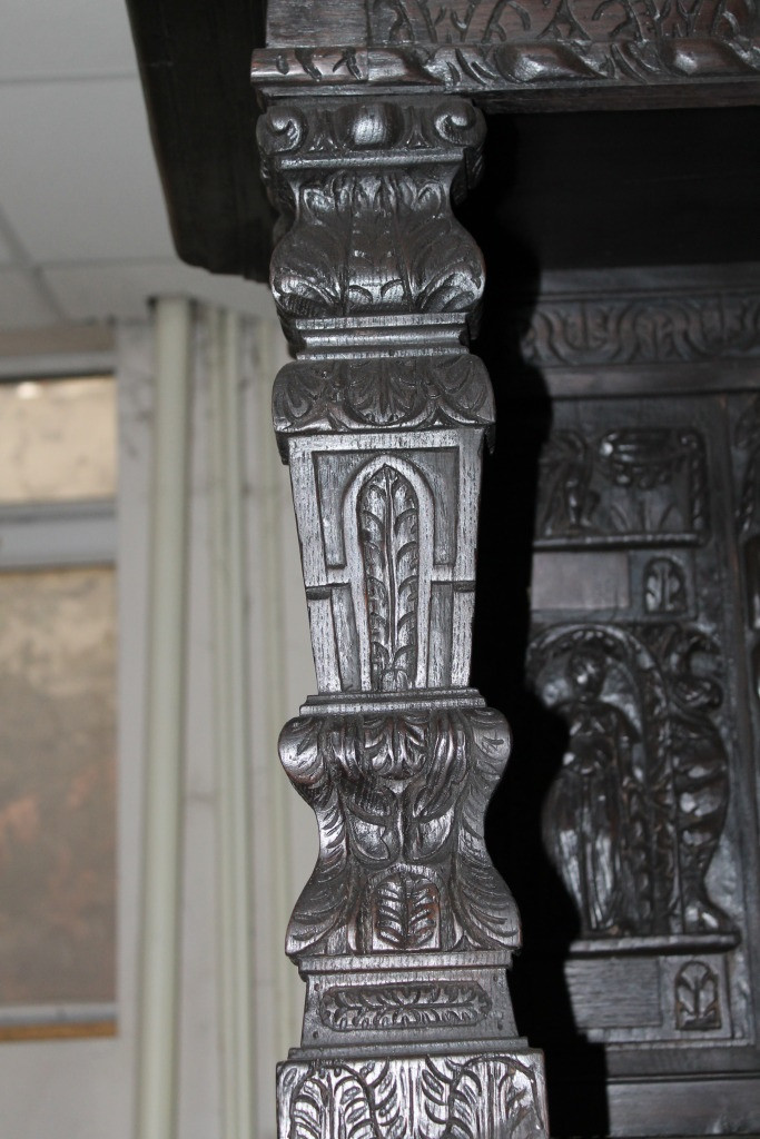 Пилястра в&nbsp;верхней части нормандского поставца XVII века БСИИ ASG, инв. № 17-1283